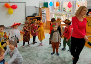 Dzieci tańczą w małych kółeczkach.